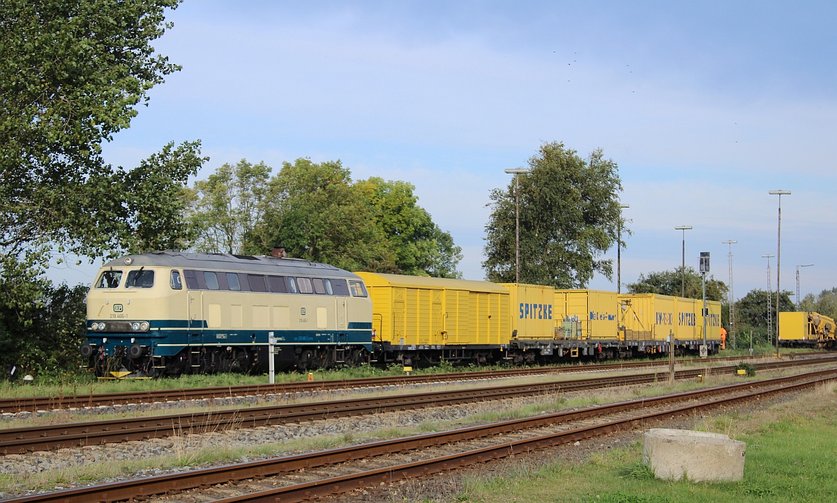 RPRS 218 466-1 drückt hier die Gerätewagen(1x Hbbkks,3x Res, 1x Kkklms und eine MFS-100 Einheit) auf's Abstelltgleis. Husum-Nord 10.10.21