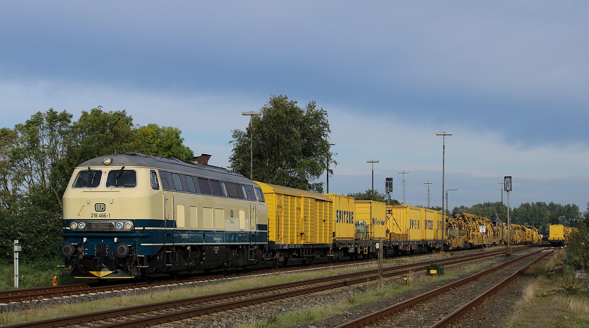 RPRS 218 466-1 mit einigen Gerätewagen und der RPM-RS-900 im Baugleis(Richtungsgleis Bredstedt > Husum). Husum-Nord 10.10.21