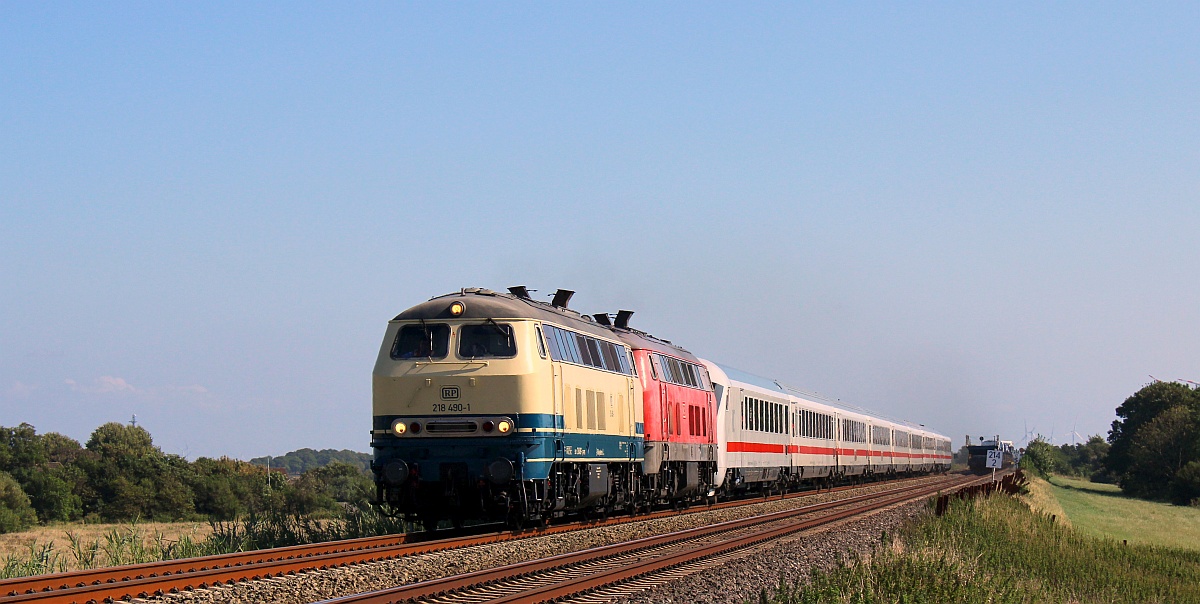 RPRS 218 490 und DB 218 463 mit IC 2072 nach Westerland. Wiedingharder Neuer Koog 01.09.2021