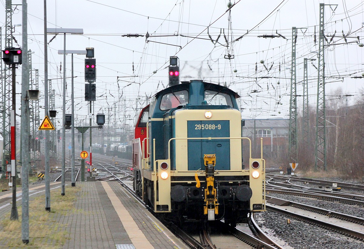 RPRS 295 088-9 mit 261 017-8 im Schlepp festgehalten bei der Durchfahrt in Neumünster. 24.02.2020