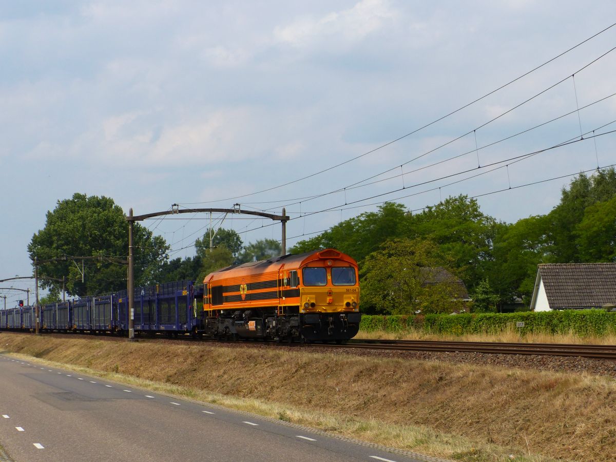 RRF ( Rotterdam Rail Feeding) Class 66 Diesellok 561-04 Kapelweg, Boxtel 19-07-2018.

RRF ( Rotterdam Rail Feeding) Class 66 dieselloc 561-04 Kapelweg, Boxtel 19-07-2018.