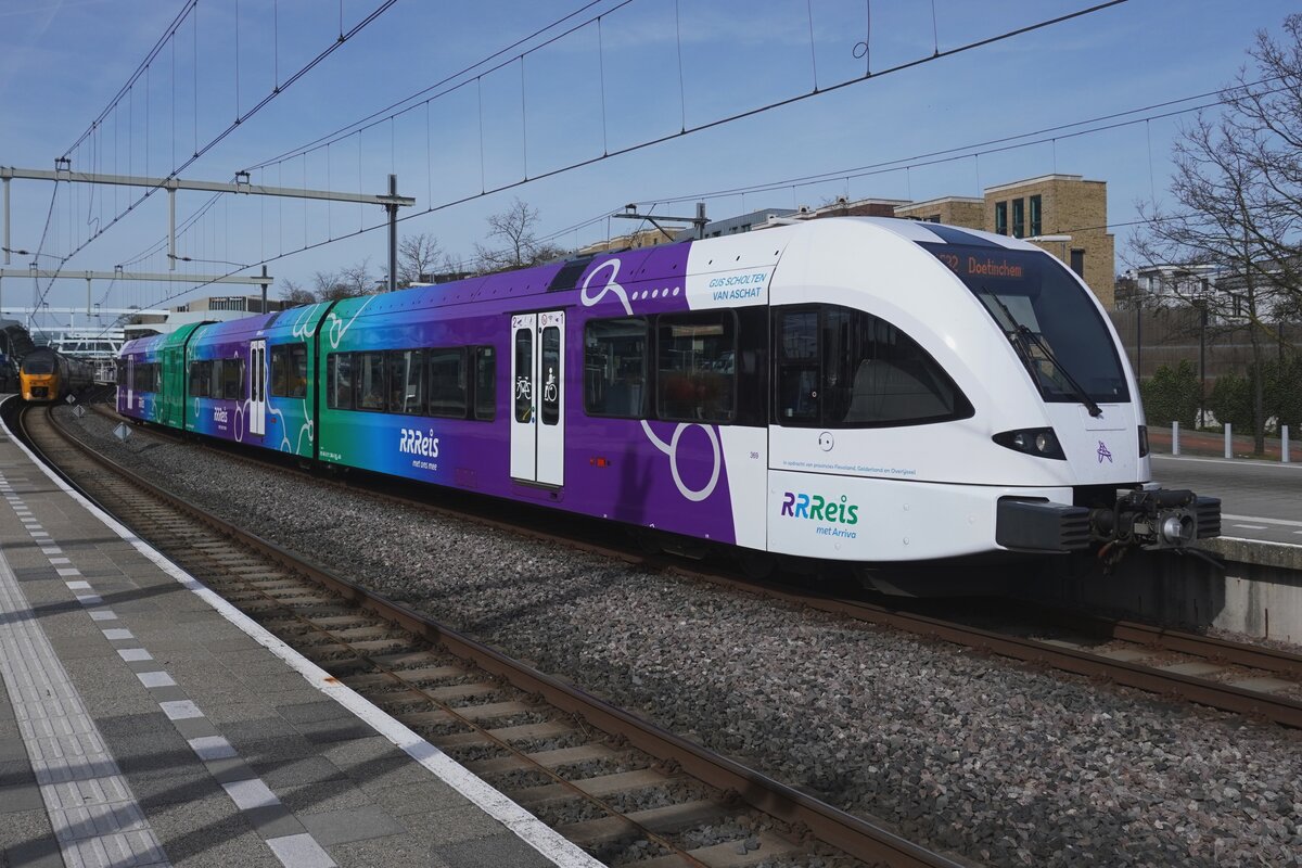 Rrreis/Arriva 369 steht am 19 März 2026 in Arnhem Centraal abfahrtbereit nach Doetinchem.