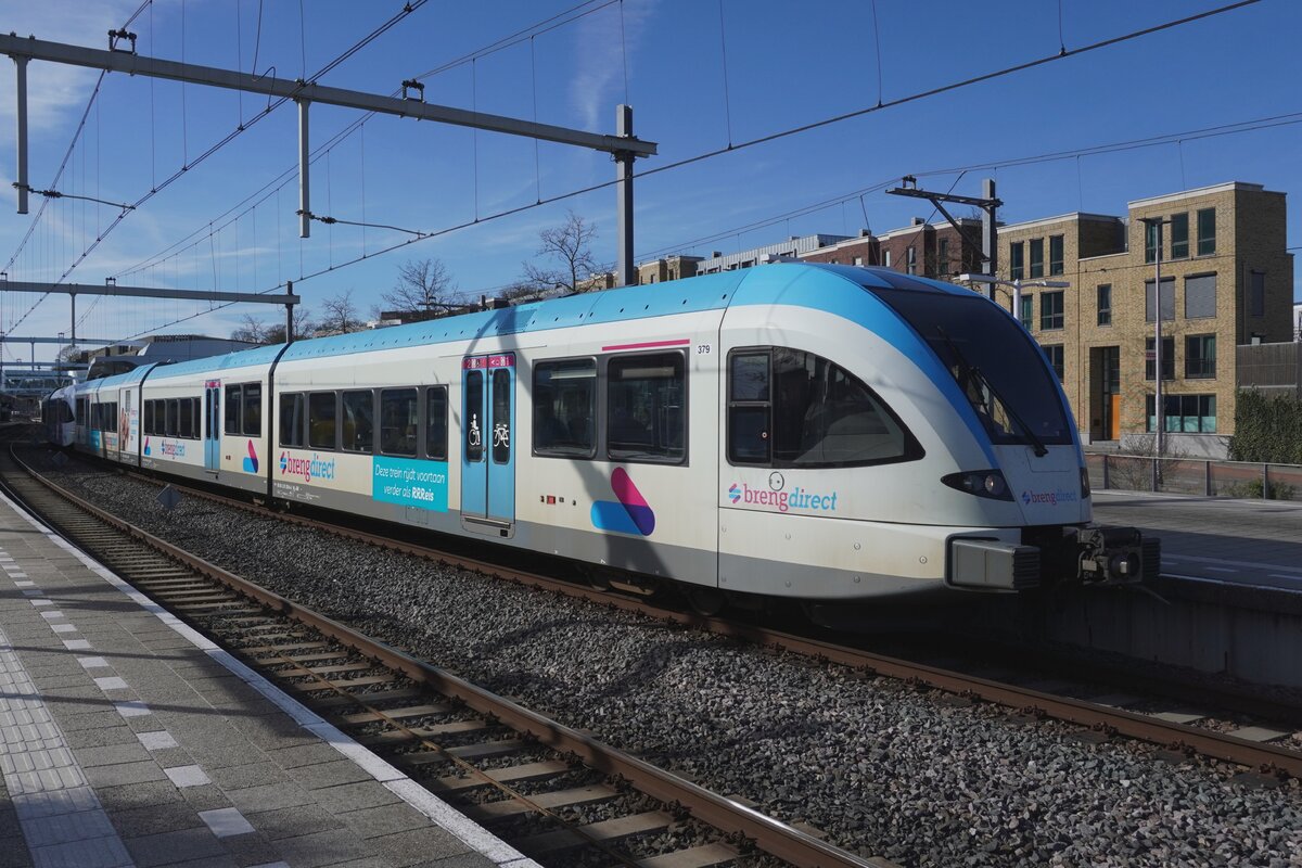 Rrreis/Arriva 379 steht am 19 März 2026 in Arnhem Centraal abfahrtbereit nach Doetinchem. Dieser Triebzug tragt noch die Farben des vorherigen Betriebers Breng.