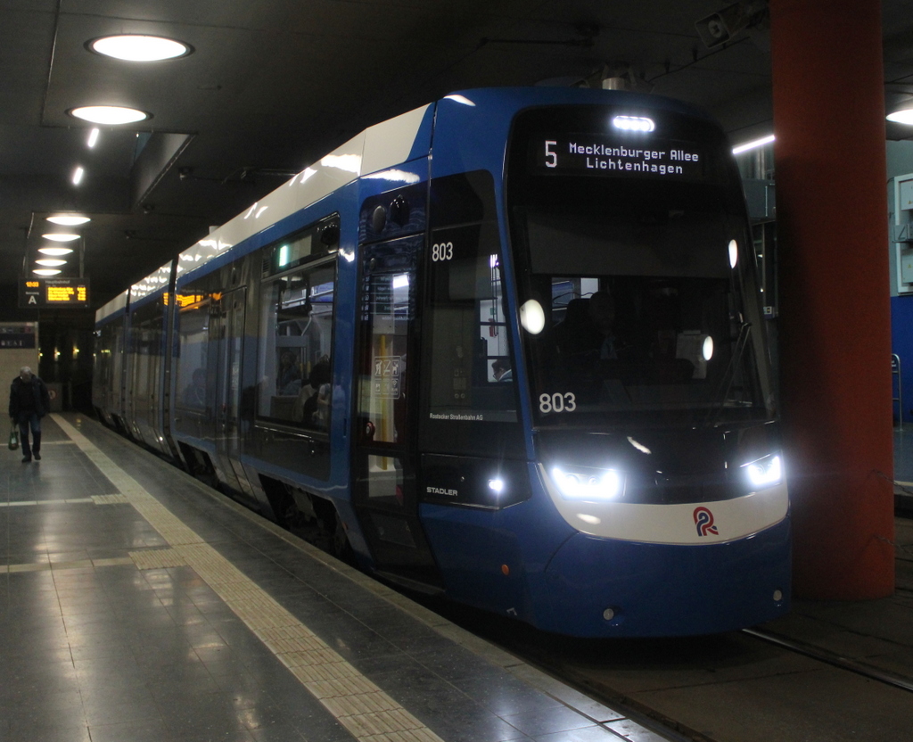 RSAG-Wagen 803 Tina  stand am Mittag des 17.04.2026 in der Haltestelle Rostock Hauptbahnhof(tief)