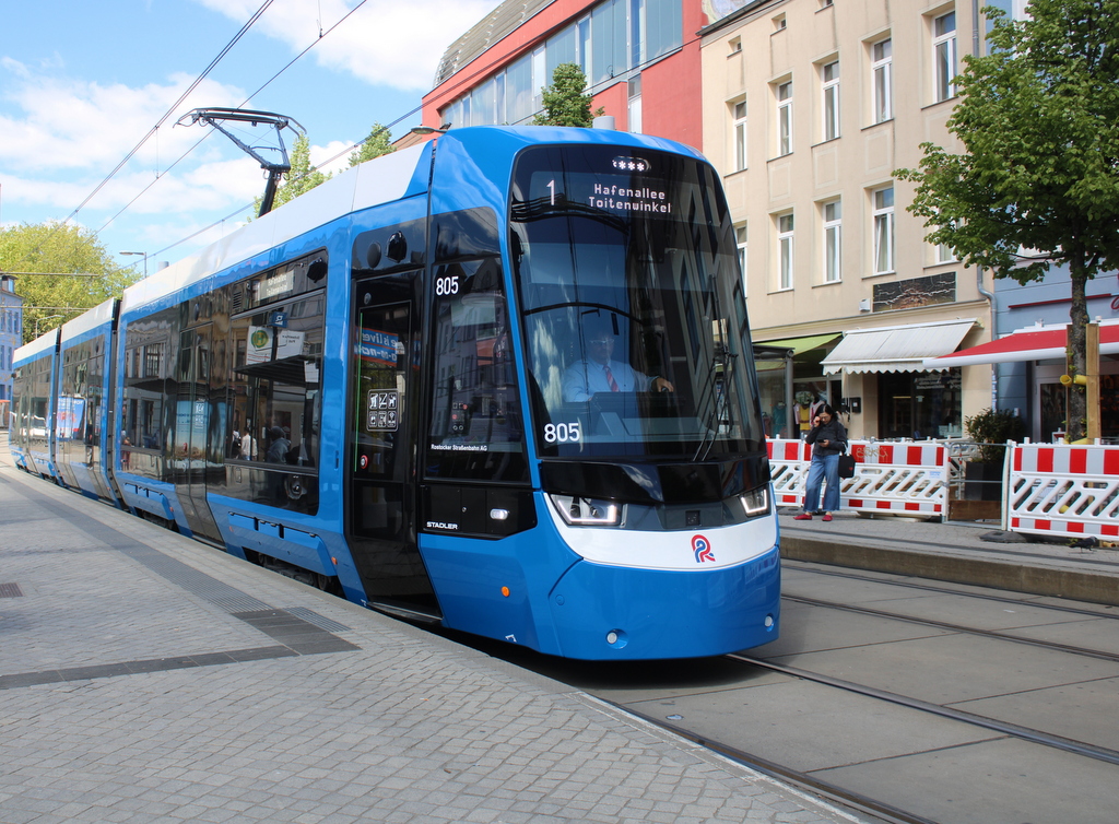 RSAG-Wagen 805 Tina  stand am 08.05.2026 in der Haltestelle Rostock Doberaner Platz.