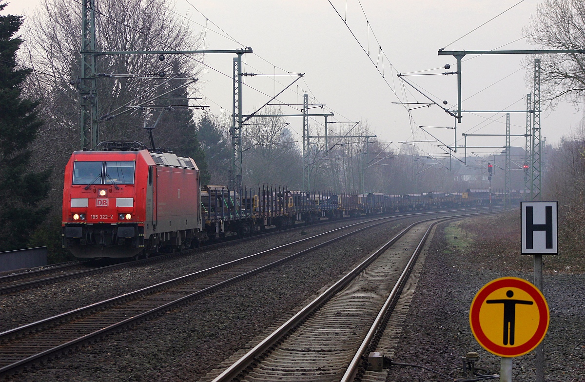 RSC 0185 322-2 fuhr am heutigen Morgen mit einem sehr langen Stahlzug durch Schleswig. 25.03.2015