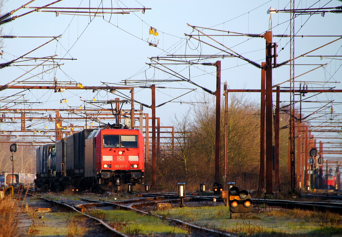 RSC 0185 331-1 verlässt hier mit einem Gz Padborg Richtung Hamburg. 08.03.2014