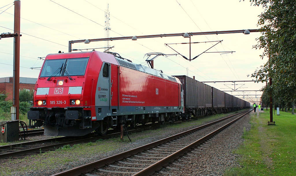 RSC 185 326-3 steht hier mit der  braunen Wand  dem Volvo-Zug in Padborg und wartet auf den neuen Tf, danach geht es weiter Richtung Maschen als EZ 46251. Padborg 04.08.12