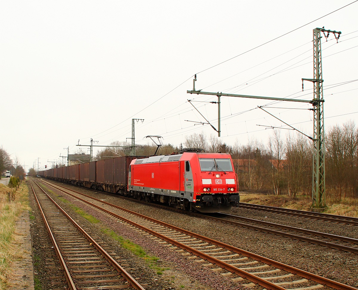 RSC 185 334-7 mit der  braunen Wand  nach Schweden hier beím Kurzhalt in Jübek. 24.03.12