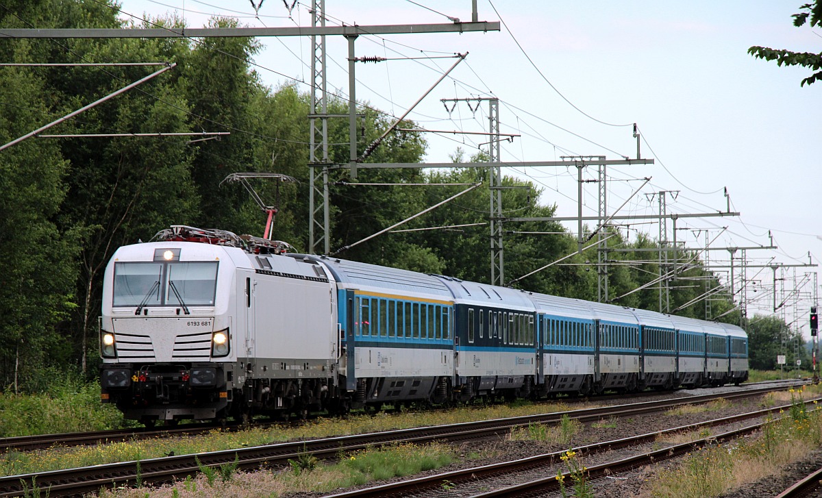 RSL(Rolling Stock Lease s.r.o. Bratislava) 6193 681-4, REV/MMAL/22.02.22, mit dem EC 175 von Flensburg nach Prag hier aufgenommen in Jübek bei Schleswig. 03.07.2022