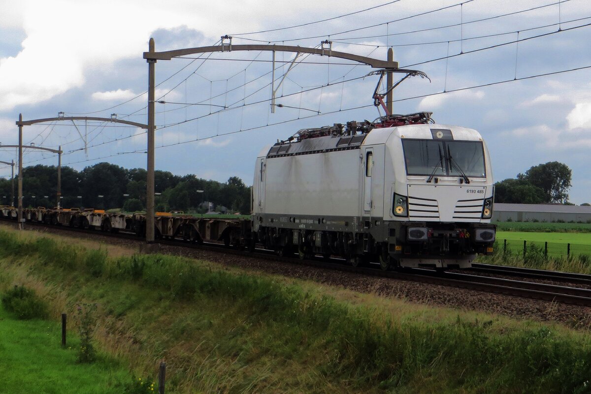 RTB 193 485 -noch in ganz weiss- schleppt ein Leercontainerzug durch Hulten am feuchten Morgen von 7 Juli 2021.