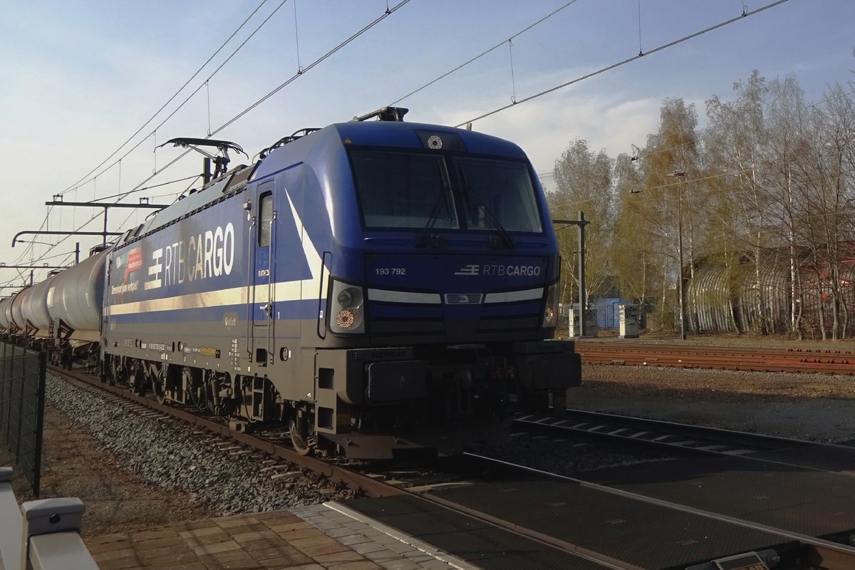 RTB 193 792 zieht ein Millet-Kesselwagenzug durch Blerick am 8 April 2021.