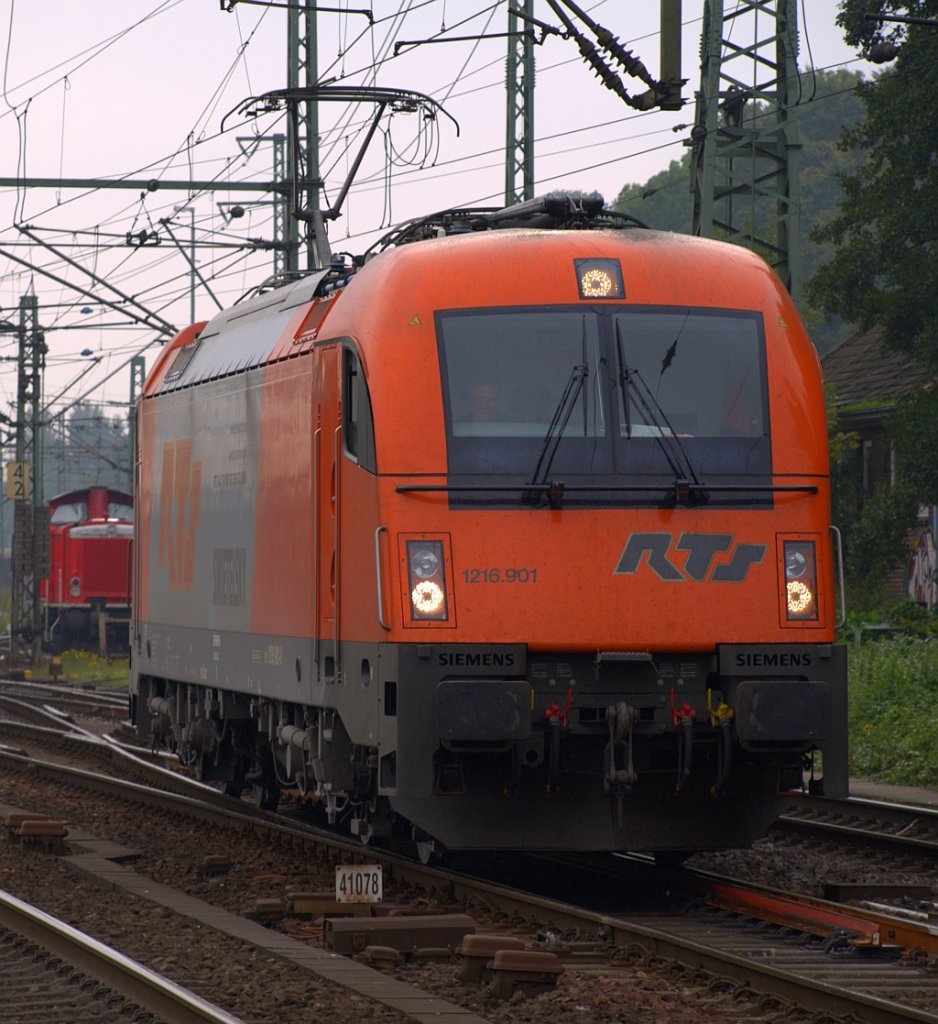 RTS 1216 901-9(ES 64 U4-B1)rollt hier gemütlich durch HH-Harburg. 02.10.2010