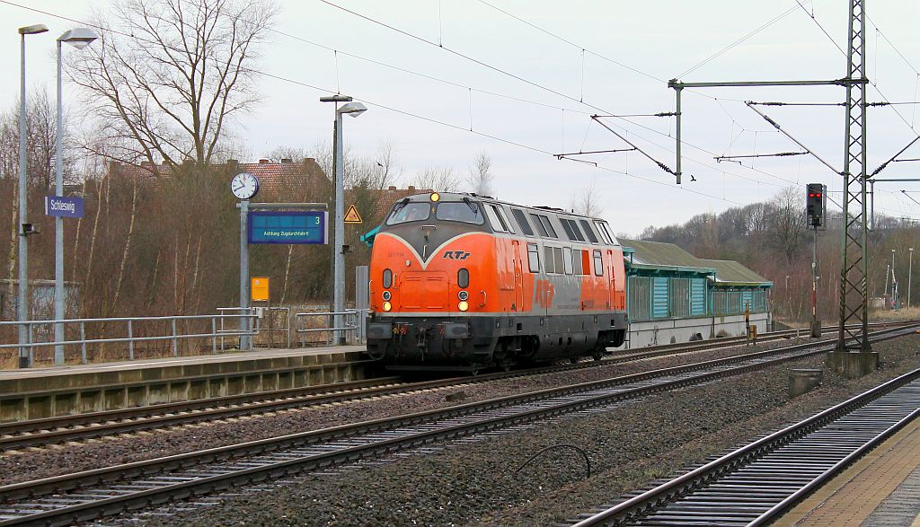 RTS 221 134-0 fährt hier während einer Schulungsfahrt durch Schleswig. 08.03.2013