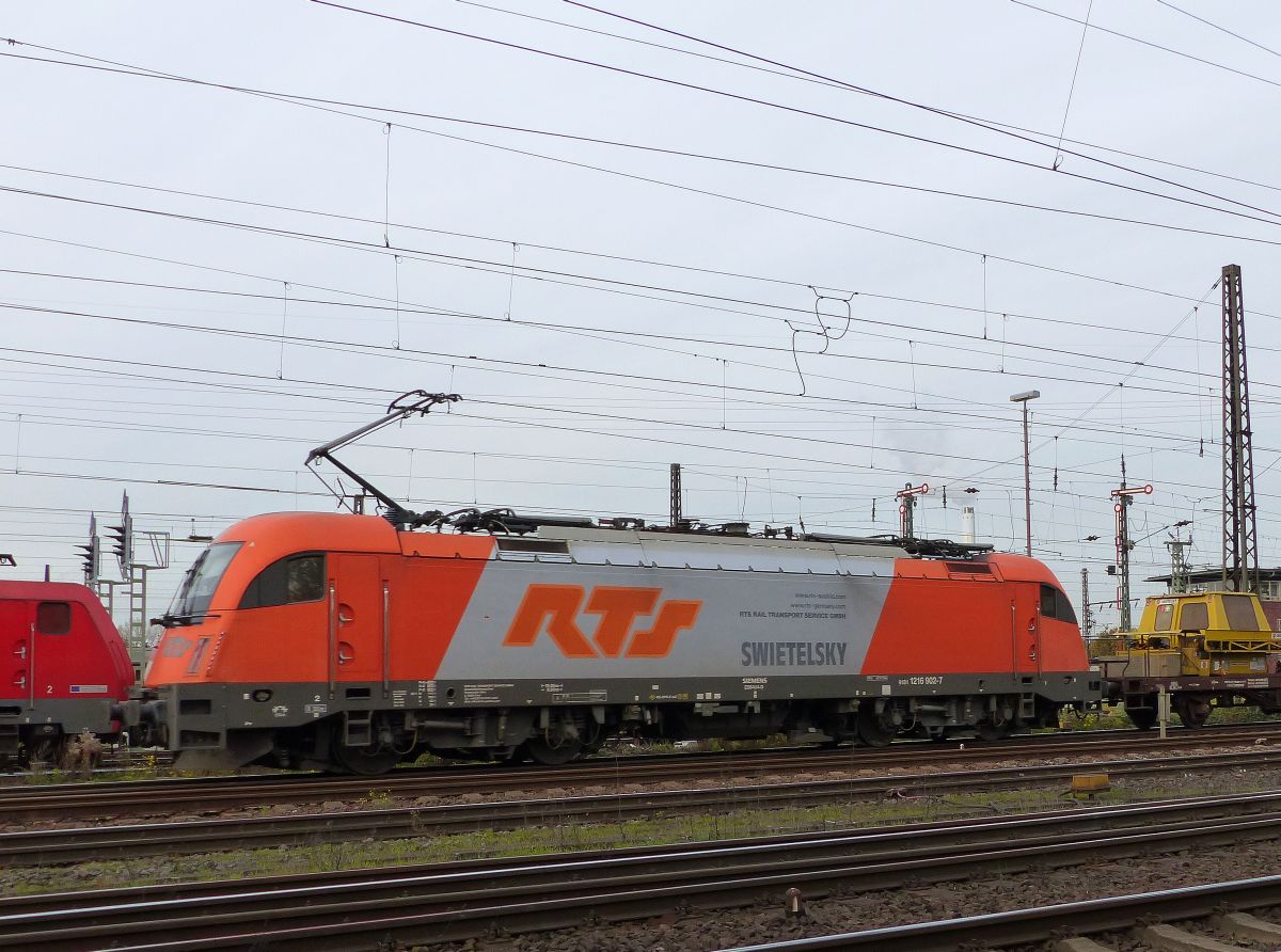 RTS (Rail Transport Service GmbH) Swietelsky Lok 91 81 1216 902-7 Gterbahnhof Oberhausen West 30-10-2015.

RTS (Rail Transport Service GmbH) Swietelsky loc 91 81 1216 902-7 goederenstation Oberhausen West 30-10-2015.