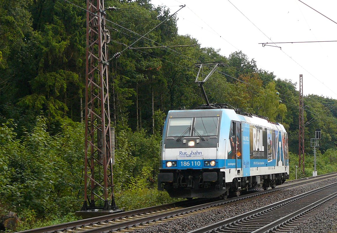 RurtalBahn Lok 186 110 mit Aufschrift  Railmagezine . Haldern bei Rees am 11-09-2013.

RurtalBahn locomotief 186 110 met opschrift  Railmagezine . Haldern bei Rees, Duitsland 11-09-2013.