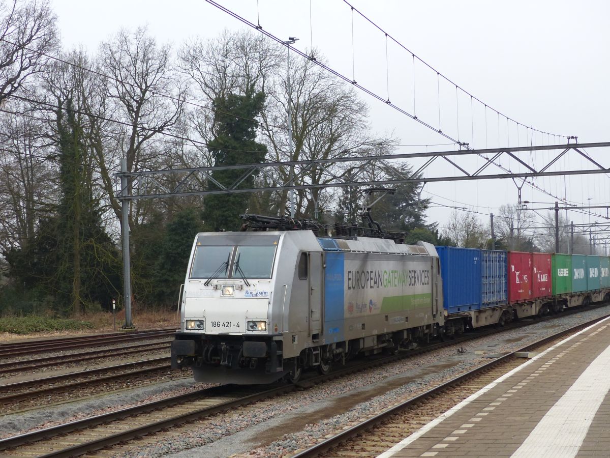 Rurtalbahn Lok 186 421-4 mit Containerzug. Dordrecht, Niederlande 16-02-2017.

Rurtalbahn loc 186 421-4 met containertrein. Dordrecht, Nederland 16-02-2017.