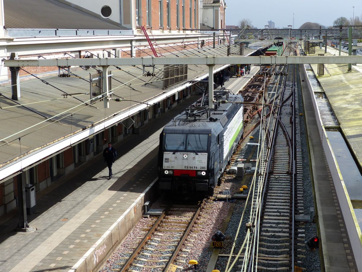 Rurtalbahn Lokomotive 189 285-0 mit Aufschrift  European Gateway Services . Spoor 1 Dordrecht, Nederland 07-04-2016.

Rurtalbahn locomotief 189 285-0 met opschrift  European Gateway Services . Spoor 1 Dordrecht, Nederland 07-04-2016.