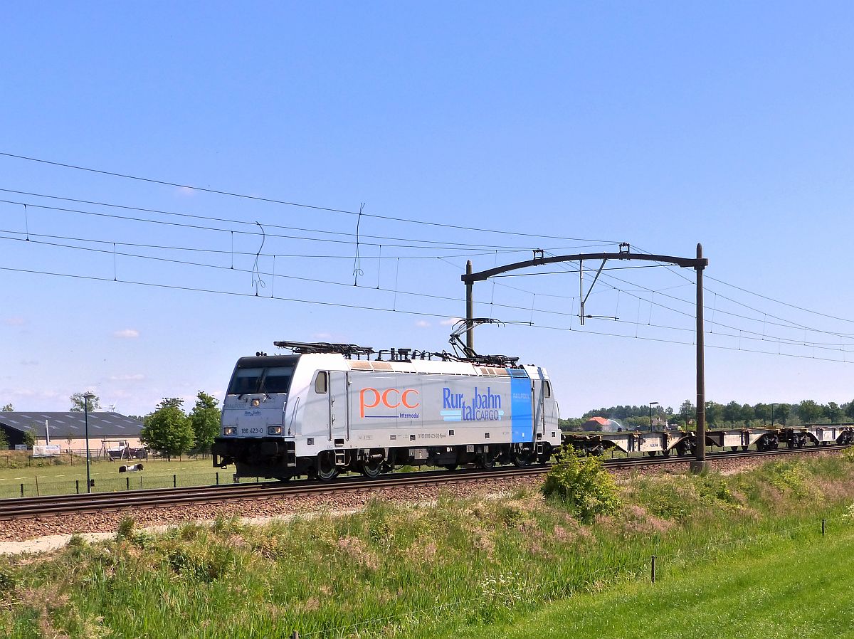Rurtalbahn TRAXX Lokomotive 186 423-0 Broekdijk, Hulten 15-05-2020.

Rurtalbahn TRAXX locomotief 186 423-0 Broekdijk, Hulten 15-05-2020.