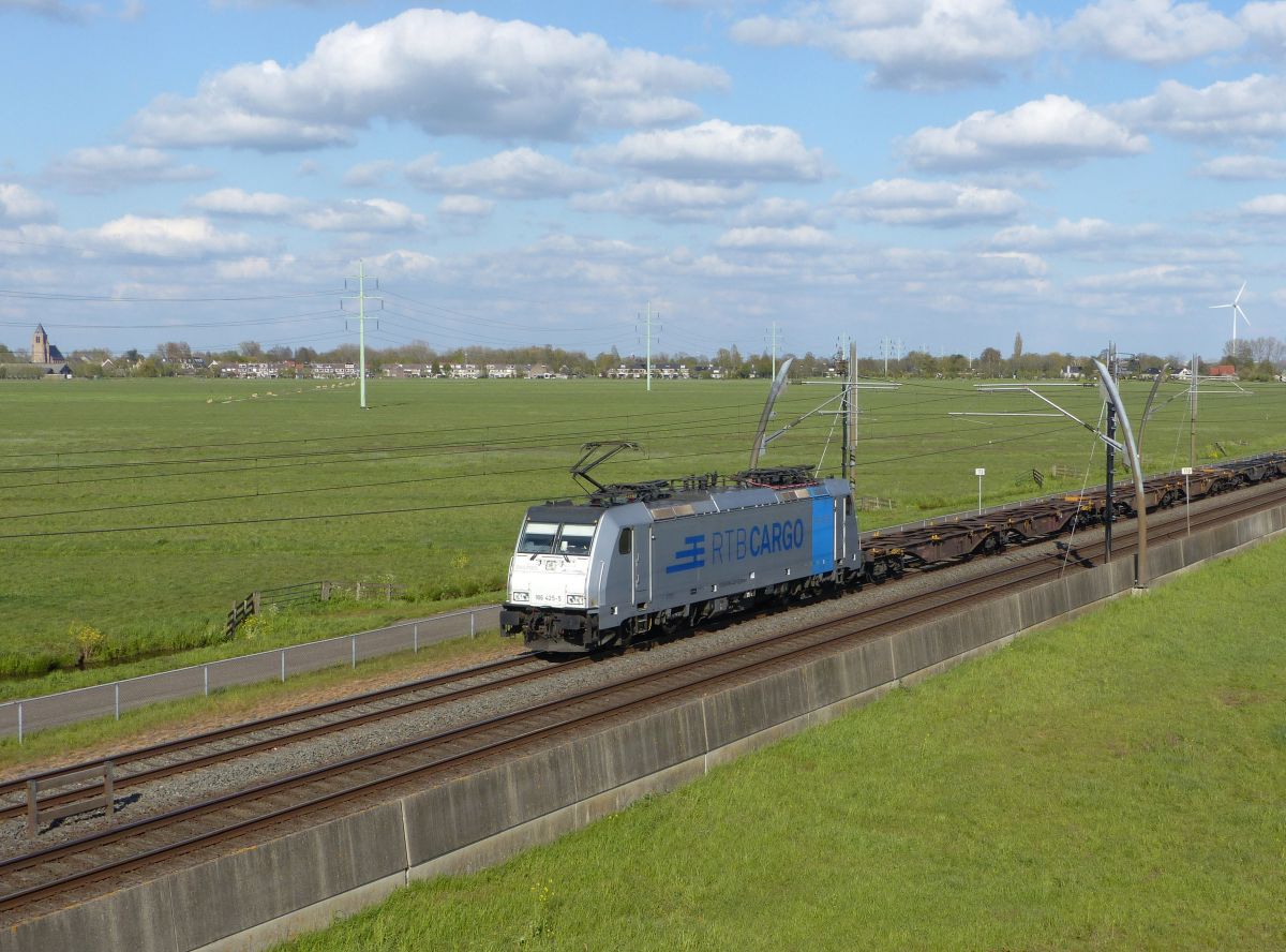 Rurtalbahn TRAXX Lokomotive 186 425-5 Polderweg, Hardinxveld-Giessendam, Niederlande 07-05-2021.

Rurtalbahn TRAXX locomotief 186 425-5 Polderweg, Hardinxveld-Giessendam 07-05-2021.