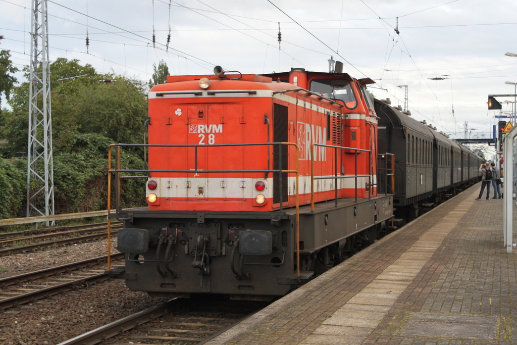 RVM 28(423 013)mit Dlr 24979 von Rostock Hbf nach Warnemnde bei der Durchfahrt in Rostock-Bramow.09.09.2017