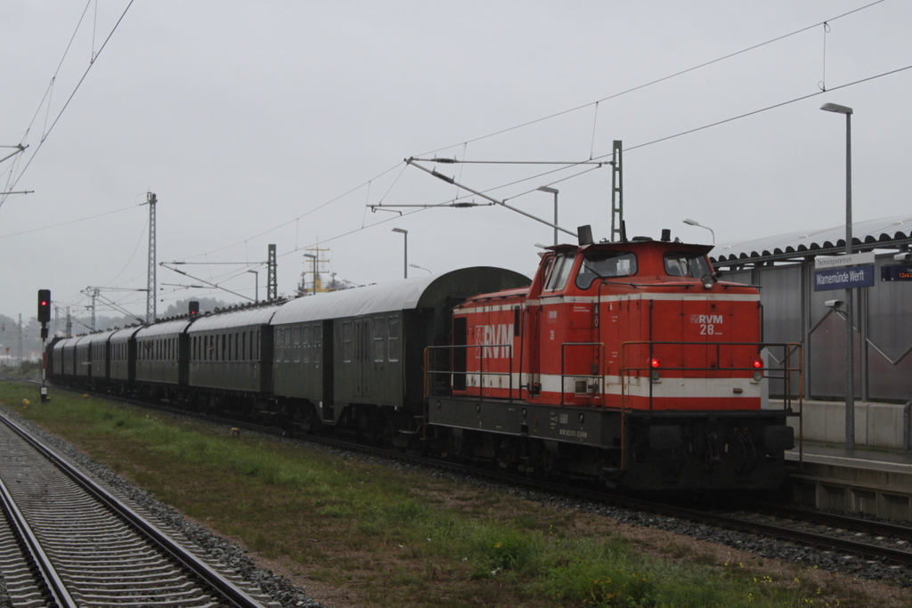 RVM 28(423 013)mit DPF 20061 von Hamburg-Harburg nach Warnemnde bei der Durchfahrt in Warnemnde-Werft.09.09.2017