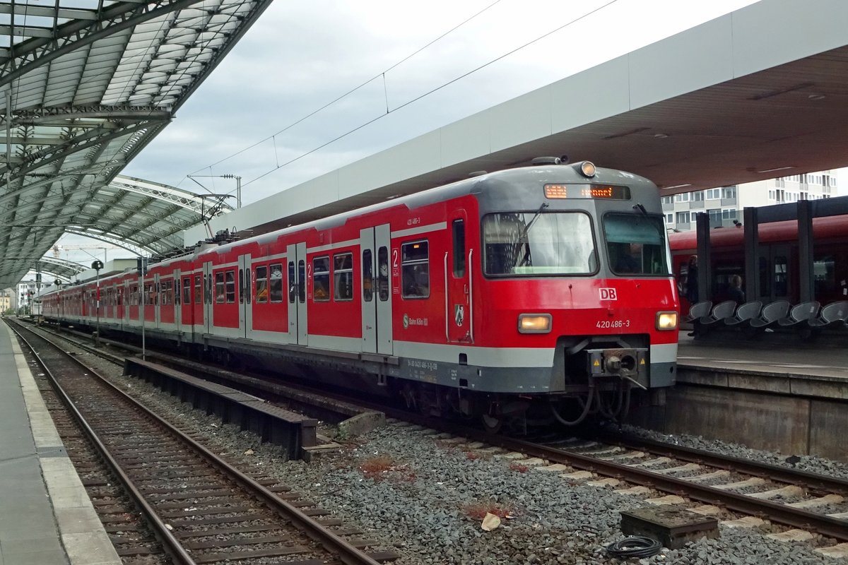 S-Bahn 420 486 treft am 8 Juni 2019 in Köln Hbf ein. 