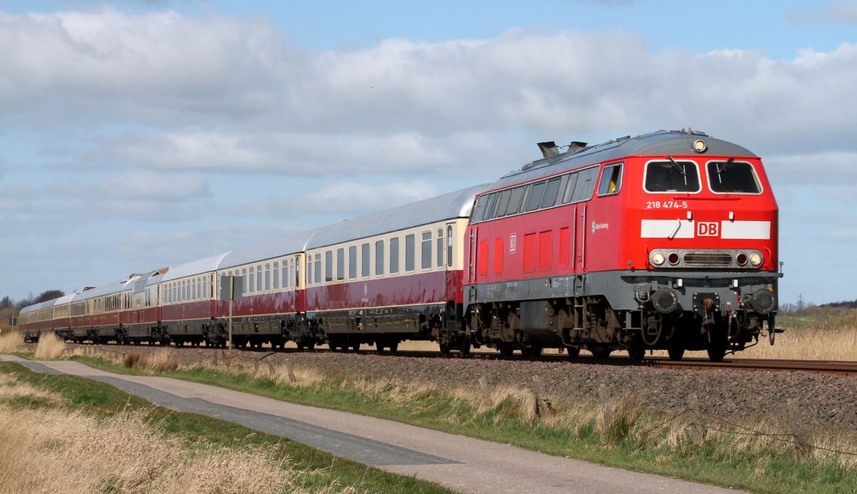 S-Bahn Hamburg 218 474-5 mit AKE  Rheingold  Richtung Hamburg, Sdermarsch b. Husum 31.03.2019