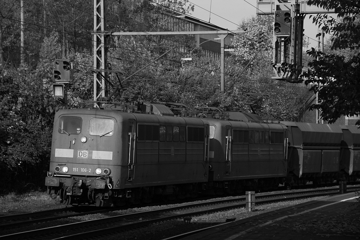 S-W Version von 151 106 und 113 mit einem Kohle-Transport aufgenommen im Bhf. HH-Harburg 26.10.2013