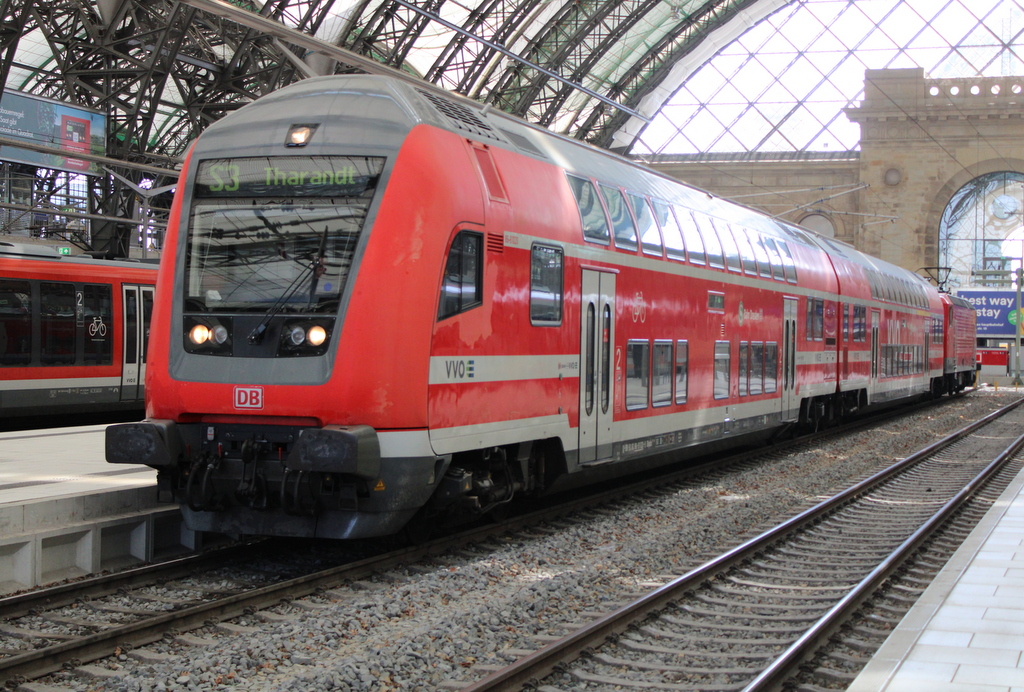 S3(Dresden-Tharandt)kurz vor der Ausfahrt im Dresdener Hbf.17.08.2022