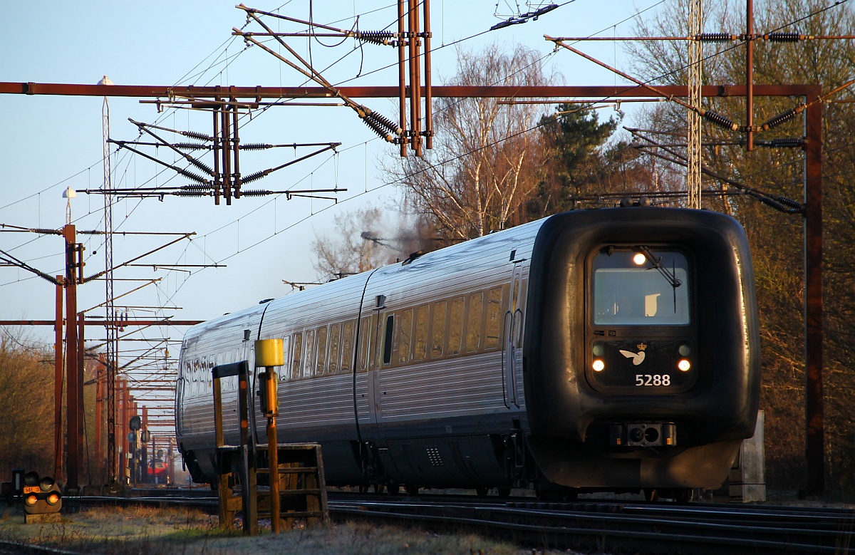 Samstagmorgen in Padborg, DSB IC3 MFA/FF/MFB 50/54/5288 aus Kolding hat Ausfahrt Richtung Flensburg. 08.03.2014