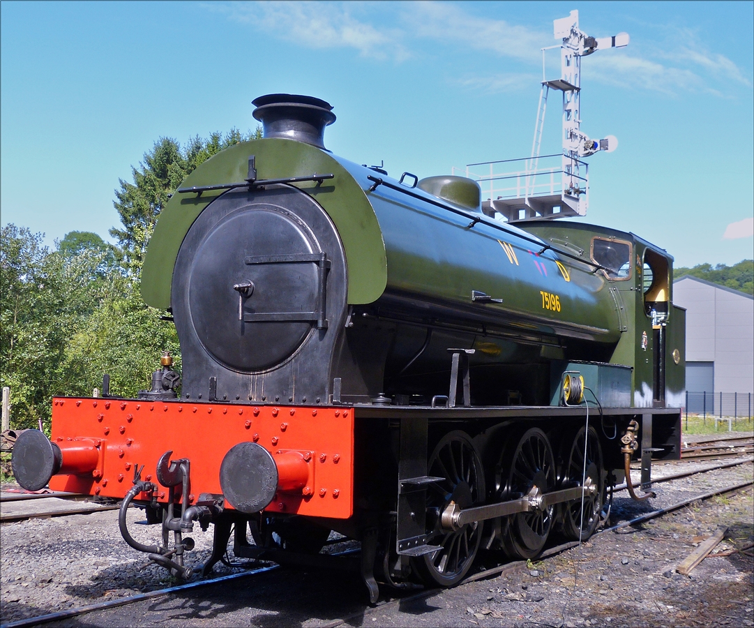 Satteltanklok W D 75196, gebaut von „The Hunslet Engine company 1953 unter der Baunr. 3796, stand am 14.08.2017. kalt im Bahnhofsbereich von Spontin. Der Bahnhof Spontin gehört zur Museumsbahn des PFT. 14.09.2015