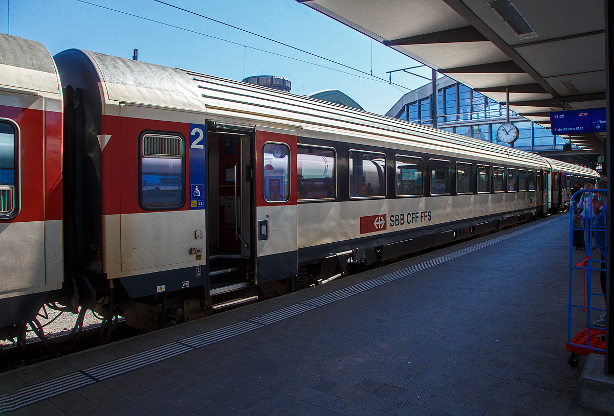 SBB 2. Klasse IC-Reisezugwagen (Einheitswagen IV) B 50 85 21-95 154-3 CH-SBB, eingereiht in den IC 61 nach Interlaken Ost, am 11.07.2022 im Bahnhof Basel SBB.

Zwischen 1995 und 1998 wurden 300 Einheitswagen IV modernisiert und pendelzugfähig gemacht. Technisch im Vordergrund stand die Ertüchtigung für eine Höchstgeschwindigkeit von 200 km/h (vorher 160 km/h). Die Toiletten erhielten eine Vakuumeinrichtung, da offene Systeme auf der NBS behördlich verboten sind.

TECHNISCHE DATEN:
Spurweite: 1.435 mm (Normalspur)
Länge über Puffer: 26.400mm 
Drehzapfenabstand: 18.600 mm
Höchstgeschwindigkeit: 200 km/h
Eigengewicht: 42 t
Bremse: Frein O-PR+Mg
Sitzplätze: 86
