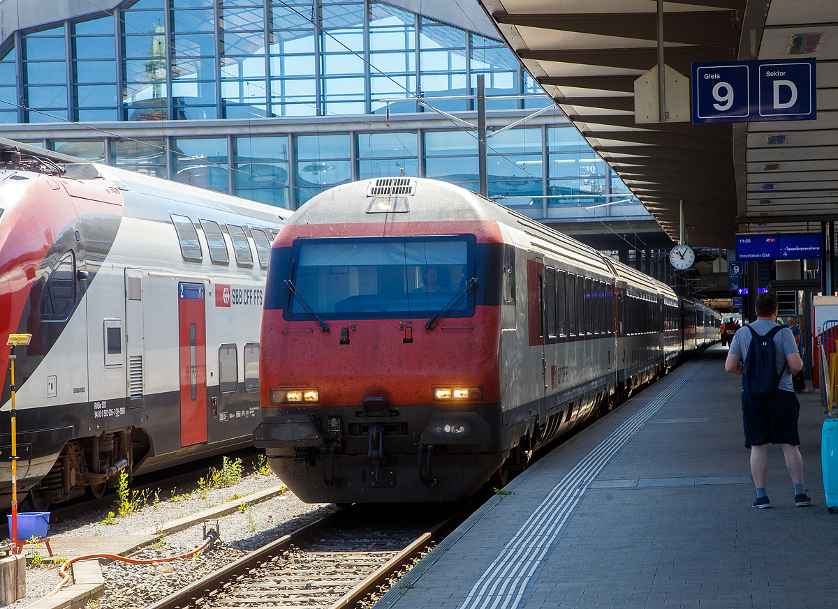 SBB 2. Klasse Steuerwagen (Typ IC) Bt 50 85 28-94 968-0 CH-SBB ein Einheitswagen IV, eingereiht in den IC 61 nach Interlaken Ost, am 11.07.2022 bei der Einfahrt in den Bahnhof Basel SBB.

Zwischen 1995 und 1998 wurden 300 Einheitswagen IV modernisiert und pendelzugfähig gemacht. Zudem wurden 90 neue Steuerwagen Bt IC, zwischen1996 bis 2004, auf der Basis der SBB-EuroCity-Wagen Apm und Bpm (mit identischem Wagenkasten für beide Wagenklassen) beschafft.

TECHNISCHE DATEN:
Spurweite: 1.435 mm (Normalspur)
Länge über Puffer: 26.400mm 
Drehzapfenabstand: 19.000 mm
Höchstgeschwindigkeit: 200 km/h
Eigengewicht: 48 t
Bremse: O-PR-Mg
Sitzplätze: 62
