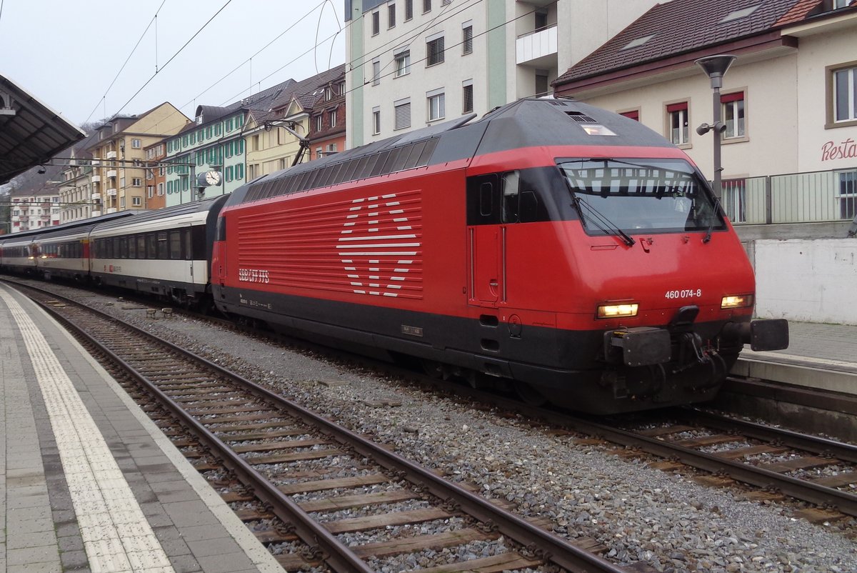 SBB 460 074 verlässt mit ein IC nach Interlaken Ost Olten am 30 Dezember 2018.