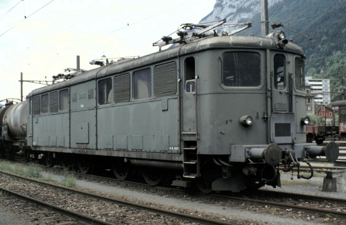 SBB Ae 4/6 Nr 10 803 in Erstfeld am 15.06.1980. Leider wurde keine dieser zuverl�ssigen robusten Loktype erhalten. Die 11 gebauten Maschinen waren alle dem Depot Bellinzona zugeteilt und haupts�chlich f�r Personenz�ge am Gotthard im Einsatz. Die Loks wurden von 1941 bis 1945 von SLM; BBC; MFO und SAAS gebaut, waren 17,26m lang und wogen zwischen 79 bis 83 t. Sie hatten 5540 PS und waren maximal125 km/h schnell.