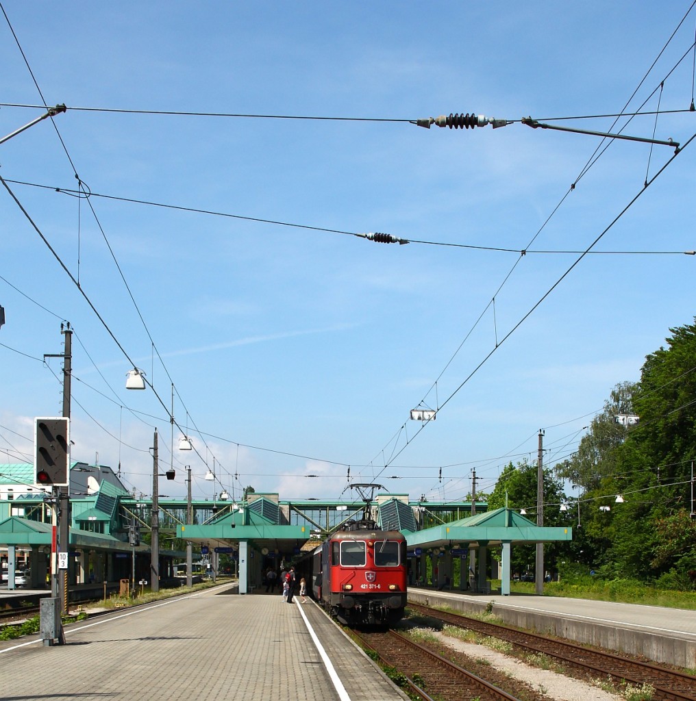 SBB Cargo Re 4/4 II 4421 371-6 mit IC beim Halt in Bregenz. 02.06.2012