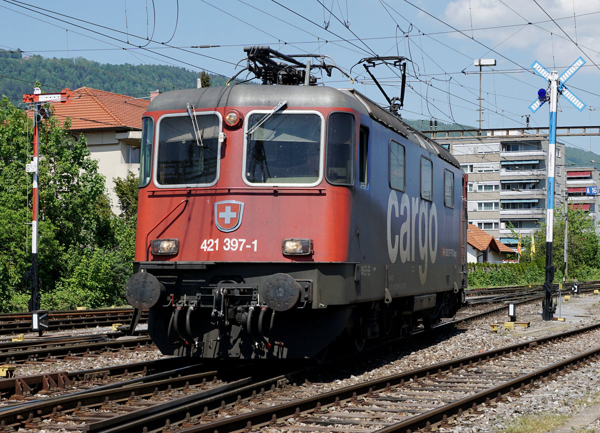 SBB: DIE BEIDEN LETZTEN
Die letzte an die SBB abgelieferte Re 4/4 II, die Re 421 397-1, beim Passieren von einem der letzten noch im Betrieb stehenden Flügelsignale der Schweiz. Die Rangierfahrt wurde am am 7. Mai 2018 bei der Einfahrt in den Rangierbahnhof Biel verewigt.
Foto: Walter Ruetsch