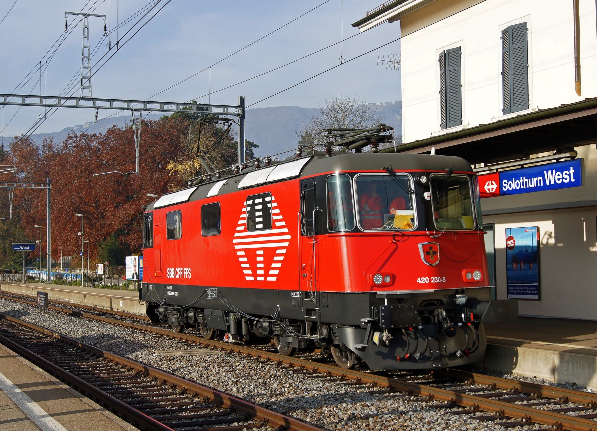 SBB: Die frisch revidierte Re 420 230-5 auf Probefahrt in Solothurn-West am 22. November 2011.
Foto: Walter Ruetsch