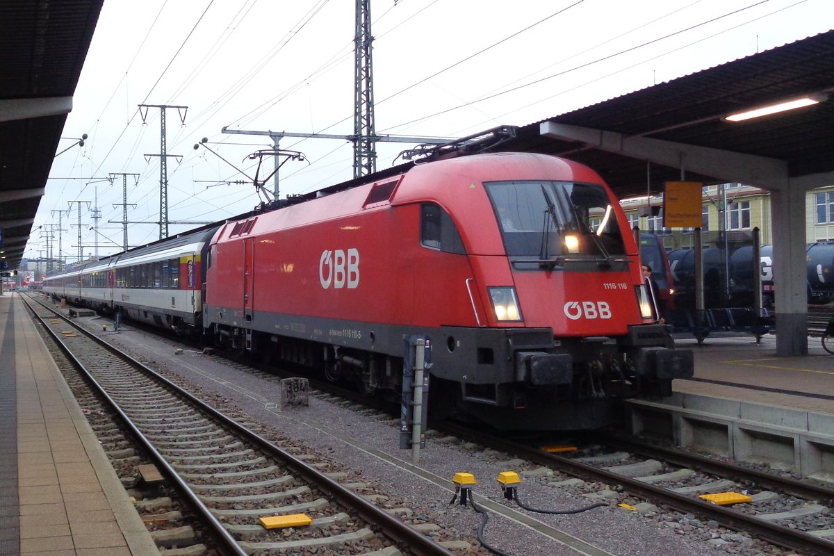 SBB EC 163 nach Zrich HB steht am 1 Jnner 2019 in Singen (Hohentwiel) mit 1116 116 als Traktion.  