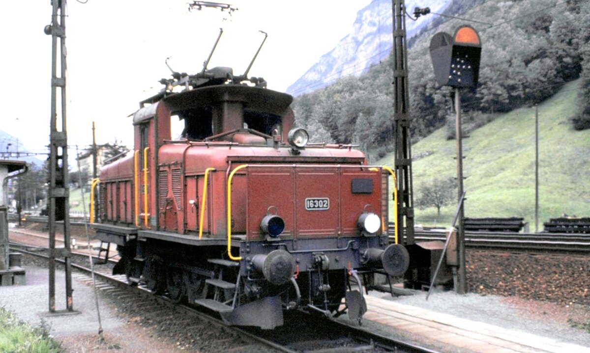 SBB Ee 3/4 Nr.16 302 in Erstfeld am 21.09.1980. Von der Ee 3/4 gab es zwei Maschinen, die im Jahre 1980 als Ersatzteil Reserve für die Seetal-Krokodile De 6/6 hinterstellt werden sollten.
Allerdings wurden die Seetal-Krokodile bis auf ein museales Exemplar eher ausgemustert als die Ee 3/4.