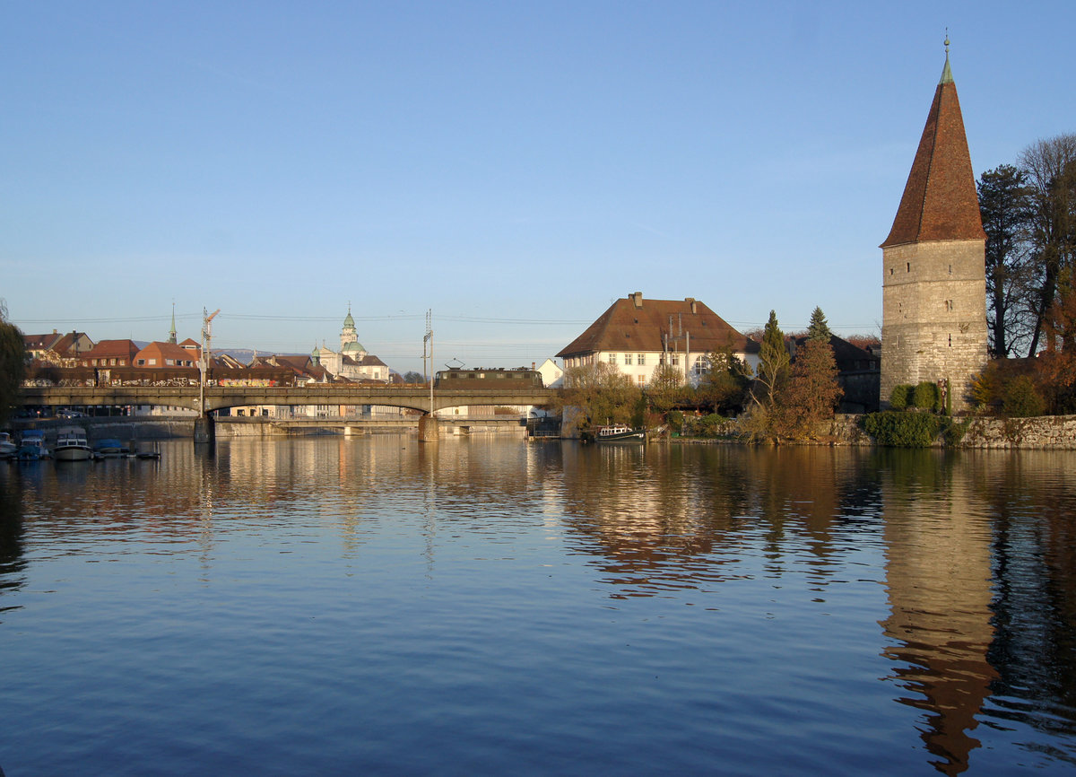 SBB: Eine nicht erkennbare Ae 6/6 mit einem Güterzug beim Passieren der Aarebrücke Solothurn am 23. November 2011.
Foto: Walter Ruetsch