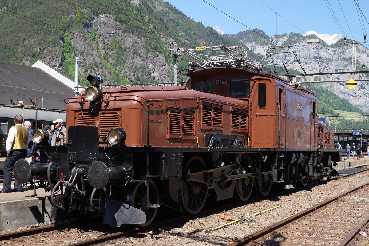 SBB: ELEKTRISCHE GOTTHARDLOKOMOTIVE AUS DEM JAHRE 1920. Die braune in Erstfeld stationierte Krokodillokomotive Ce 6/8 II 14253, welche auf der Gotthard Bergstrecke noch oft vor Sonderzügen zum Einsatz gelangt, wartete am 21. Mai 2016 in Erstfeld auf ihren nächsten Einsatz. 
Foto: Walter Ruetsch