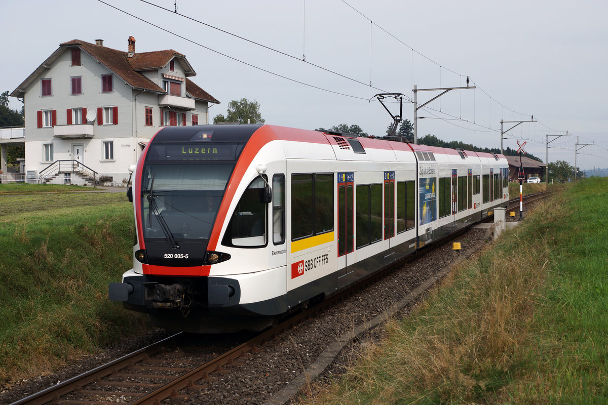 SBB: GTW RABe 520 005-5 von Stadler Rail bei Eschenbach auf der Fahrt nach Luzern am 3. September 2016.
Foto: Walter Ruetsch