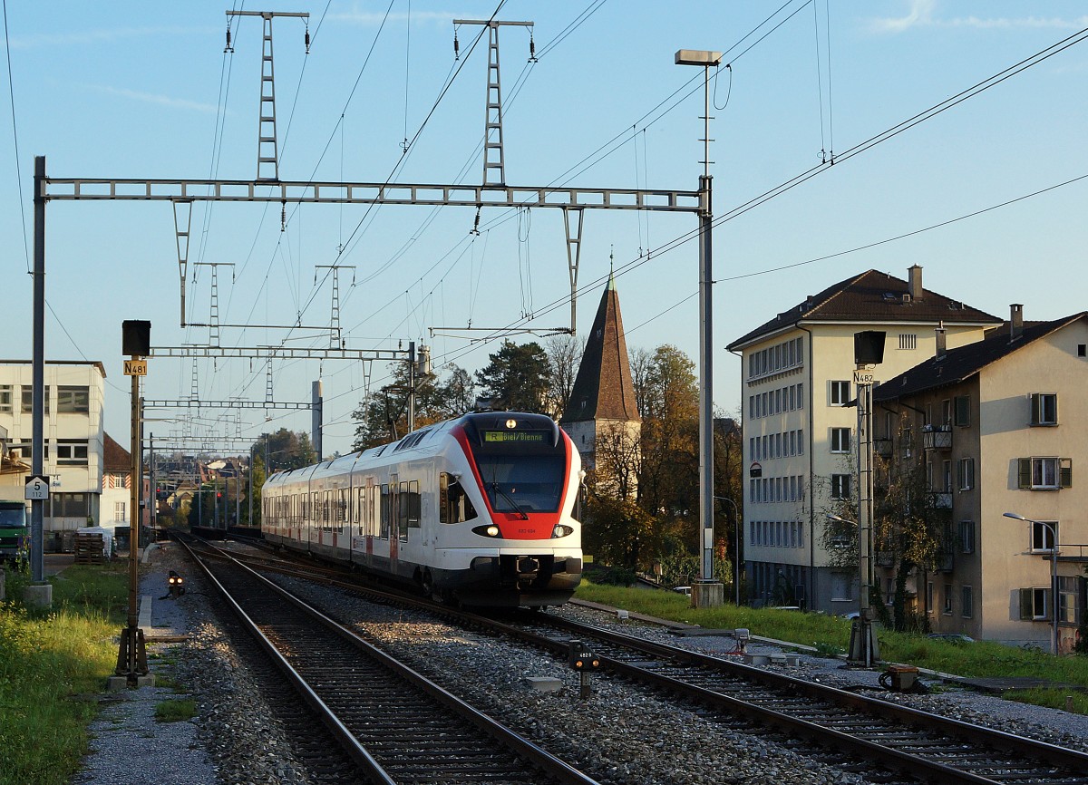 SBB: Herbstliche Abendstimmung mit Regionalzug Olten-Biel vor der Kulisse des Krumen Turms in Solothurn am 29. Oktober 2014.
Foto: Walter Ruetsch 