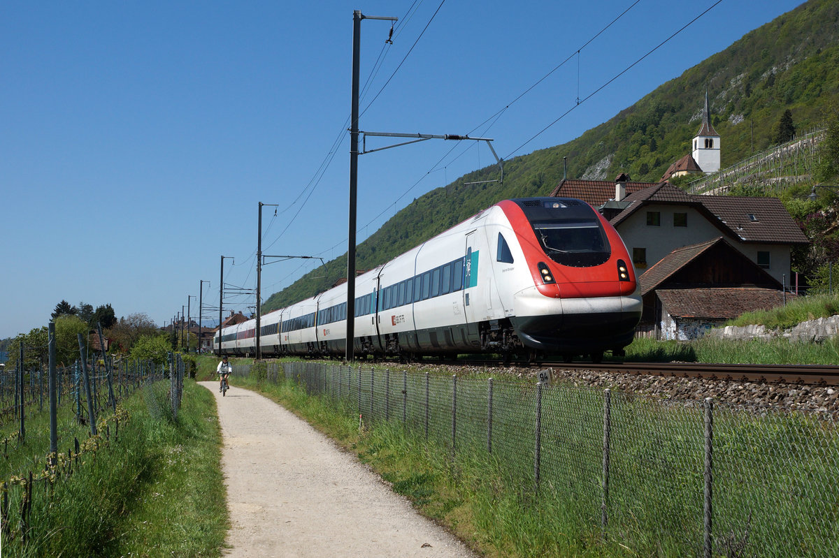 SBB: IC mit RABDe 500 (ICN) auf dem noch eingleisigen Streckenabschnitt unterwegs zwischen Ligerz und Twann am Auffahrtstag den 5. Mai 2016.
Foto: Walter Ruetsch  