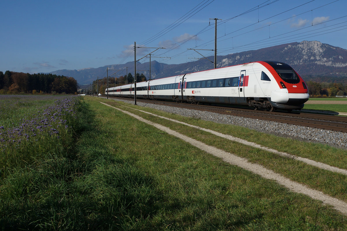 SBB: ICN Lausanne-St. Gallen mit RABDe 500 bei Deitingen am 3. November 2016.
Foto: Walter Ruetsch  