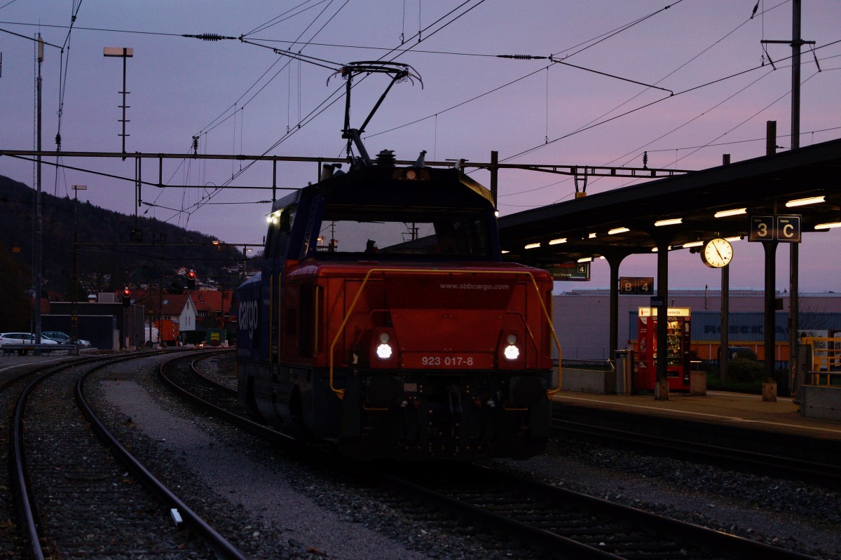 SBB: Obschon am 14. November 2015 in Oensingen für die Eem 2/2 923 017-8 noch mehrere interessante Rangierfahrten bevorstanden, hiess es für den Bahnfotografen aus der Schweiz um 16:55h die Fotoexkursion endlich zu beenden. Wieder ist ein schöner herbstlicher  FOTOTAG  viel zu schnell zu Ende gegangen!
Foto: Walter Ruetsch