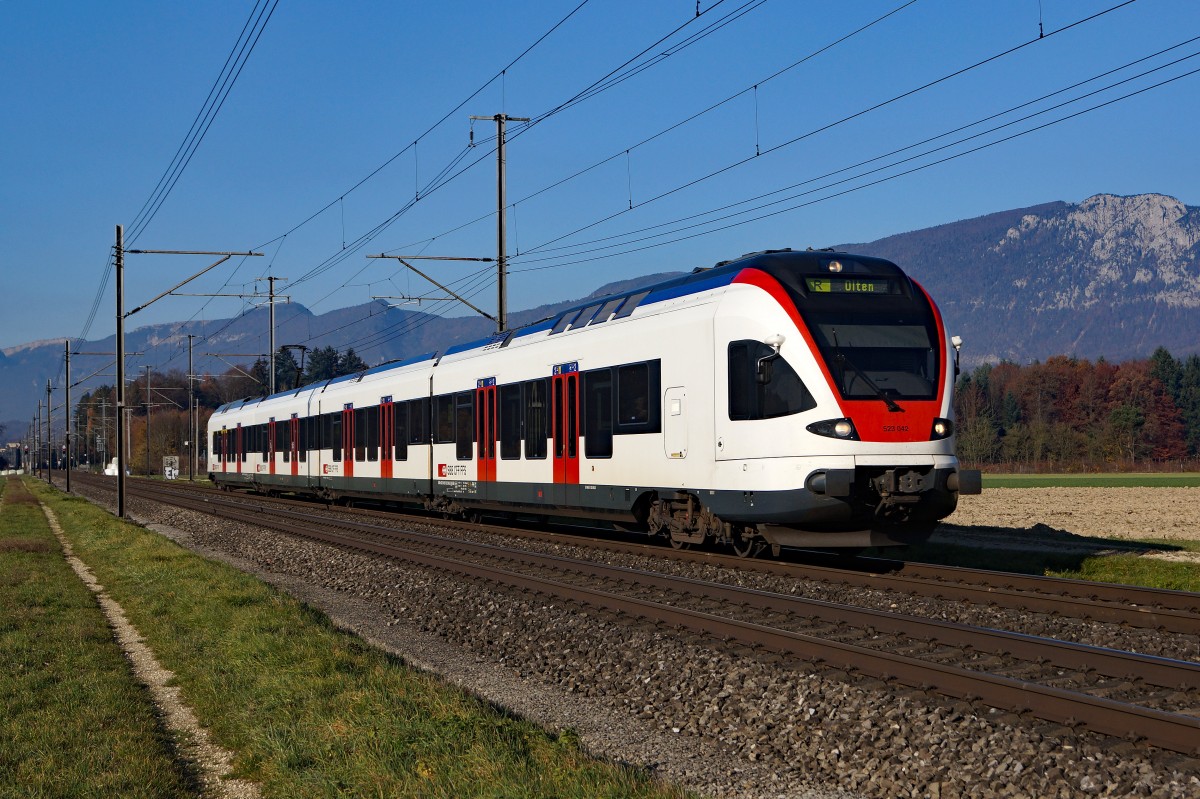 SBB: RABe 523 042 als Regionalzug Solothurn-Olten bei Deitingen am 10. November 2015.
Foto: Walter Ruetsch