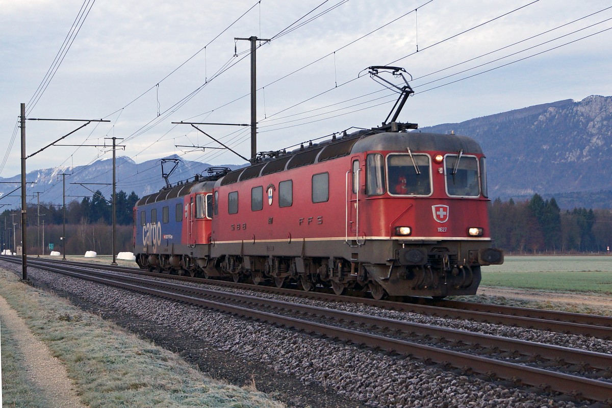 SBB: Re 12/12 mit der Re 6/6 11627  LUTERBACH-ATTISHOLZ  an der Spitze bei Deitingen, kurz nach der Durchfahrt des Bahnhofs Luterbach-Attisholz am 13. Dezember 2014.
Bahnsujets der Woche 50/2014 von Walter Ruetsch